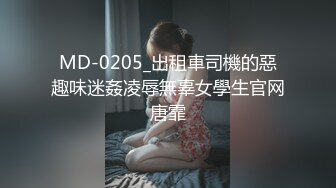 舞蹈专业的微胖大学生妹子尿尿抄底，小逼都已经被干的张开了，能看到里面的嫩肉