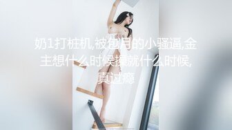 青春活力眼镜反差学生妹，长相老实，内心很开放，背後挂着自己写真艺术照