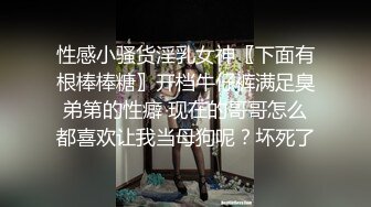 一个奴隶被主人吊起来,用鞭子抽背和屁股,奴隶疼的直哆嗦