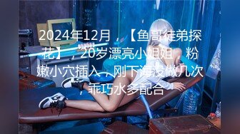 健身俱乐部女学员浴室偷拍教练洗澡换衣服30多岁的样子这身材保养的还真不错