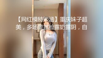 胆大牛人潜入舞蹈培训班女厕偷窥女学员扒光衣服撅起翘臀尿尿对着镜子挑牙