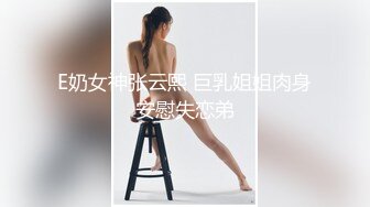 商城服装店抄底两个美女