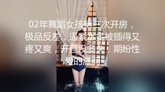 激情3P轮流操逼，大量射精，倒在肚子上