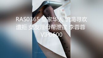 SWAG 学妹喜欢浴缸里展示完美的骚穴，假鸡巴爆插自嗨