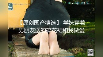 小哥找的兼职少妇激情啪啪，沙发上玩弄骚穴口交大鸡巴主动上位，各种抽插床边抱起来草穴，各种蹂躏内射中出