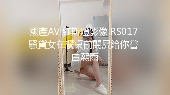 奶瓶. 性感白色吊帶上衣搭配牛仔褲 身姿苗條曼妙 致美腿性感動人