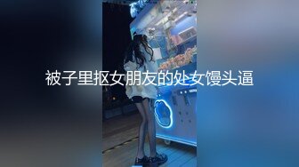 厕拍新人小哥拿着手机躲进步行街路边沟厕偷拍美女尿尿