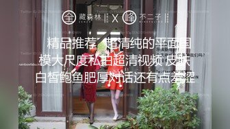 《极品CP魔手外购》国内某潮牌服装城大神藏匿女厕隔间板缝中连续偸拍一大批时尚漂亮小姐姐方便 还拍露脸全身非常大胆 (3)