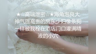 卷发美女穿着背心给自己的男友吃鸡鸡