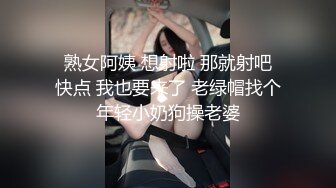 丝袜高跟露脸风骚小少妇一个人寂寞的玩弄假鸡巴，跟狼友互动撩骚，道具抽插蹂躏自己抠弄骚穴，高潮喷水不止