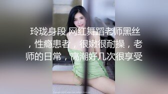 一脸呆萌18双马尾小萝莉，娇小身材白嫩贫乳，撩起睡衣扭动屁股