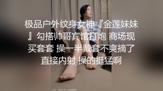 JK装一头金发眼镜妹！外表清纯被炮友狂草！蹲在地上深喉，骑乘位白嫩奶子直晃，后入爆插很享受