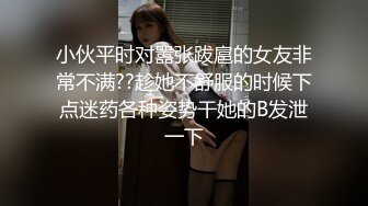 艹大屁股女友，隔壁有同事不敢出声