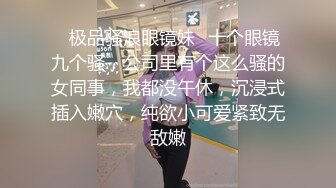 卖盆栽的老板娘 一弯腰胸前两颗奶头就探出头来 让顾客舍不得走