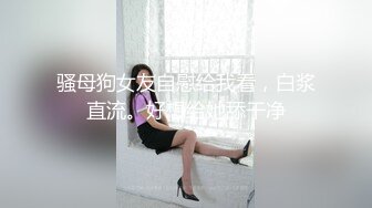 四眼哪里的这么好的福气，如此漂亮的女友 还穿上JK制服，先让他舔个够，晚上打一炮，第二天上午再来一炮