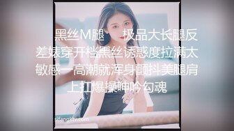 甜美型肉感小少妇自慰诱惑很有韵味，半脱下内衣掏出大奶子，开档丝袜抬起一条腿，掰穴揉搓挺粉嫩