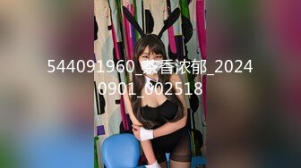 气质美女掏出奶子看看，多毛骚穴特写，掰开手指扣入