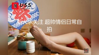 床上的性感尤物无毛白虎逼风骚兔女郎装备陪狼友发骚，道具抽插骚穴淫水多多浪叫不止，表情好骚淫声荡语不断