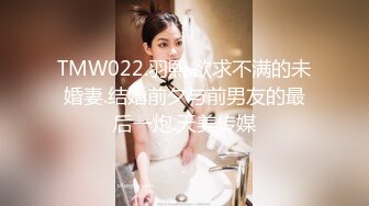 KTV厕所偷拍喝醉的美女趴在马桶上吐✿来个捡尸的屌丝男把她内裤脱了想上她