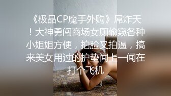 骚味浓郁白衣荡妇从后面抱着大力揉捏奶子，丰满肉体触感还是不错，扑上去猛烈抽插毫不手软狠狠用力搞