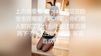 屄很粉的妹子被男友帮在床上尻