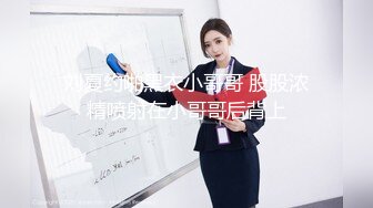 色胆包天坑神潜入某公司女厕独占坑位隔板缝中现场实拍超多小姐姐方便，排前在拍后逼脸同框有好比