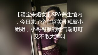  长相清纯的小美女跟大哥激情啪啪，深喉交大鸡巴插的好深，让小哥拽着胳膊后入爆草