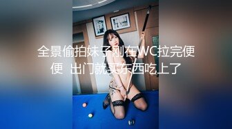 我在厕所洗澡然后出来就看见骚妻在给单男舔鸡巴了