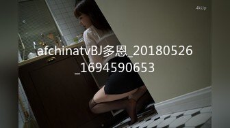 美美的女孩渴望的眼神温柔的舌头性感透明的内衣浴池里洗