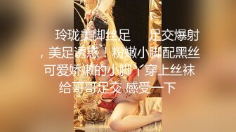 果贷美女特别版大奶少妇万乐霞自慰借款 很敏感的小骚逼随便摸了几下都是水