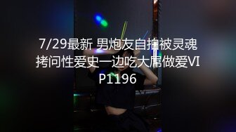  年轻学姐客厅深喉大屌，蹲下卖力，展现完美技