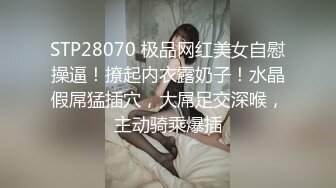 短发美女在家跟炮友裸聊还张开自己的小穴