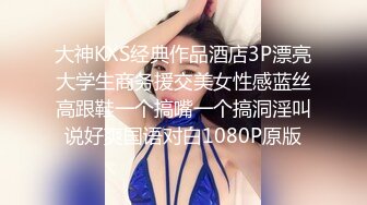 商场女厕蹲守手上纹身腿绑袜圈小女神,紧窄的穴口被操得乌黑发亮