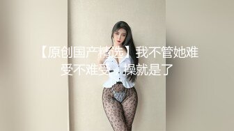 骚熟女带着小姑娘玩群P，小骚逼看着好几个大鸡巴有点怕怕啊，口交大鸡巴各种体位爆草抽插，揉奶玩逼有激情