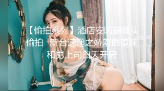 穿着超短裙的极品美女玩弄自己的小穴