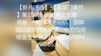 开档丝袜小野猫露脸伺候两个小哥哥，开档丝袜让小哥玩着奶子自己自慰骚穴，一下吃两个鸡巴左右互舔爆草抽插