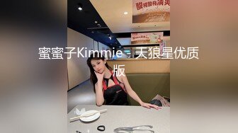 双人组合露脸出境，两个颜值不错的小少妇激情大秀上演69舔逼，干净粉嫩还没毛舔的好刺激，道具抽插别错过