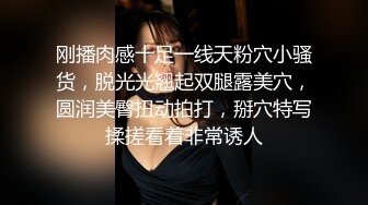 清纯靓丽长发妹子全裸自慰，胸型比心换上黑丝特写私处可惜就是木耳已黑