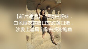 娇小身材00后妹子和男友公厕啪啪，马桶上掰穴扶着扶手后入抽插