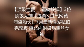 白嫩的金发美妞闭着眼睛享受吃着大鸡鸡