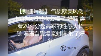 帅气小伙操完逼还不满足,让伪娘帮他用黑丝足交,果然直男就是会玩,惹得伪娘说他好骚啊