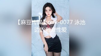   变态少女黑丝情趣露脸跟无能大哥激情啪啪，给大哥来个深喉交