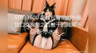 【新片速遞】 商场女厕全景偷拍一起来嘘嘘的姐妹花轮流来献B