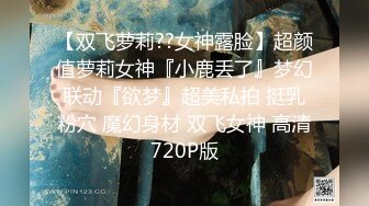 妹子抖音直播下腰时意外衣服滑落 两座傲娇的雪峰映入眼帘