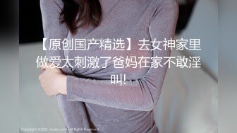 和颜值女友一起做点特别的事，一边让女友吃鸡一边看着AV女优做爱，女友还笑着问了：感觉刺激么