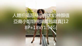 《极品CP魔手外购》色胆包天坑神潜入某公司女厕独占坑位隔板缝中实拍超多美女小姐姐方便，脸逼同步前后拍太顶了 (12)