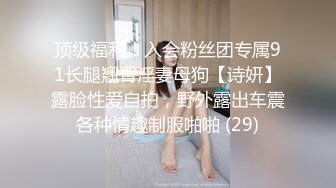 两男约肉肉大屁股少妇，翘起屁股埋头口交，张开双腿抽插