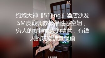 穿着劲装的熟女凳子上拿着假鸡自慰