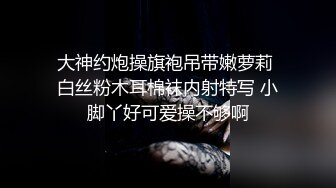 早上的满员电车内 看见心仪的人妻（用结婚戒指判断）被色狼玩弄 毫不抗拒被玩弄也OK！知道这件事的我 也来初次挑战色狼行为 小心翼翼触摸之下『在发抖喔…紧张吗？』对着我耳边细语着！真