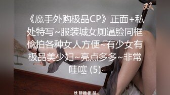 4名身材火辣的美女一丝不挂搔首弄姿配合摄淫师